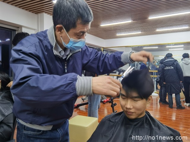 “我的头发是教授理的”——天津大学有间“妙手理发屋”
