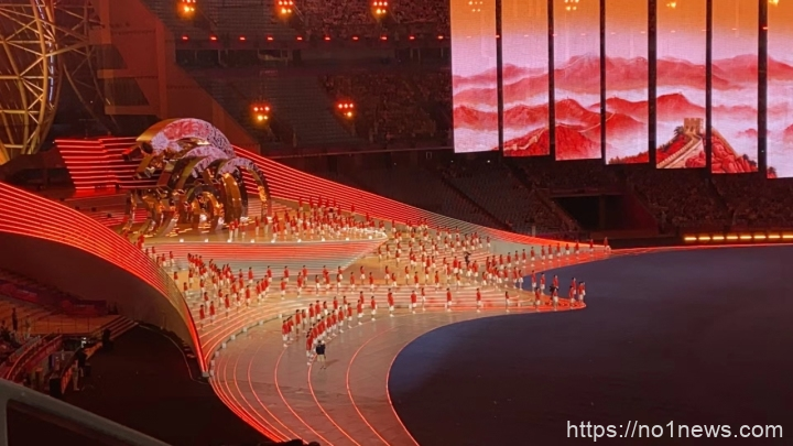 激情闪耀的教育时刻——杭州亚运会开幕式上动人的师生身影